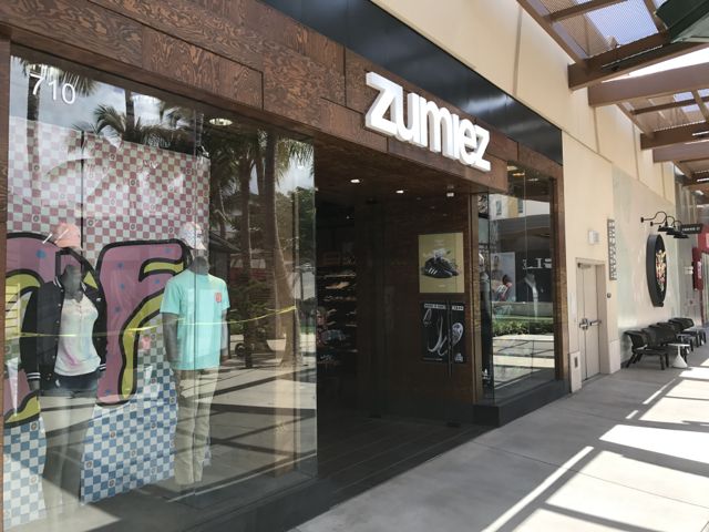 A new Zumiez store in Hawaii - Photo by SES
