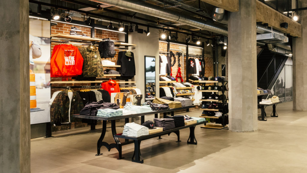 Men's wall on the first floor