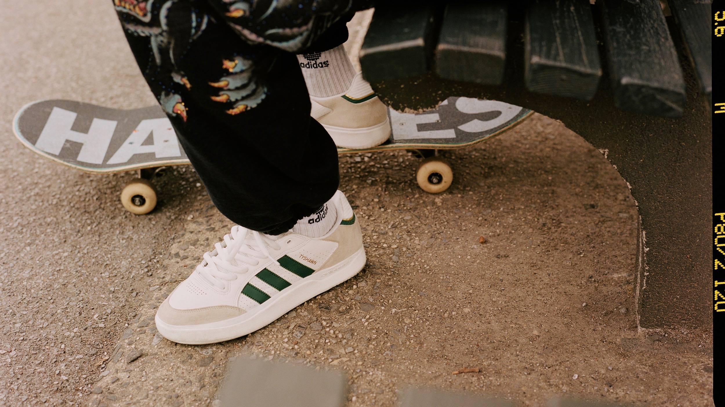 Adi FW21 TyshawnLow WhiteGreen OnBody DetailSitting Taketomo